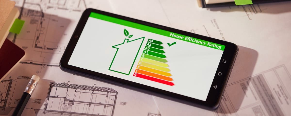 Tablette affichant le score énergétique d'un logement